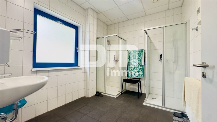 Moderne Produktions- & Lagerhalle mit Bürotrakt / Sozialräumen und Freiflächen in Kassel-Waldau - Bürotrakt Bad / Dusche 2x Herren EG